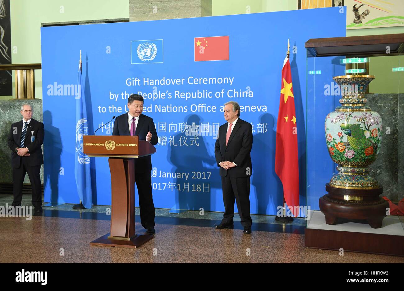 (170118) -- Ginevra, Gennaio 18, 2017 (Xinhua) -- Il presidente cinese Xi Jinping (C) assiste un regalo cerimonia di consegna presso l Ufficio delle Nazioni Unite a Ginevra, Svizzera, Gennaio 18, 2017. (Xinhua/Zhang Duo) (wyo) Foto Stock