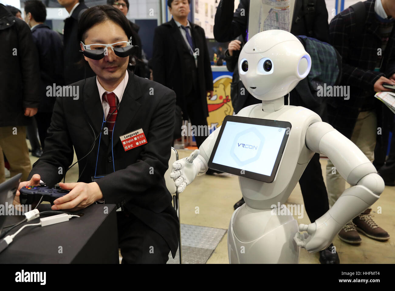 Tokyo, Giappone. 18 gennaio, 2017. Un dipendente della società di occhiali Meganesuper dimostra la società smartglasses "b.g.' che consente di mostrare robot umanoide Pepper's vista attraverso il Pepe's eye fotocamera al dispositivo indossabile e Technology Expo in Tokyo. La società avrà inizio una prova sul campo utilizzando il pepe e il smartglasses per il robot receptionist presso l'aeroporto. Credito: Yoshio Tsunoda/AFLO/Alamy Live News Foto Stock