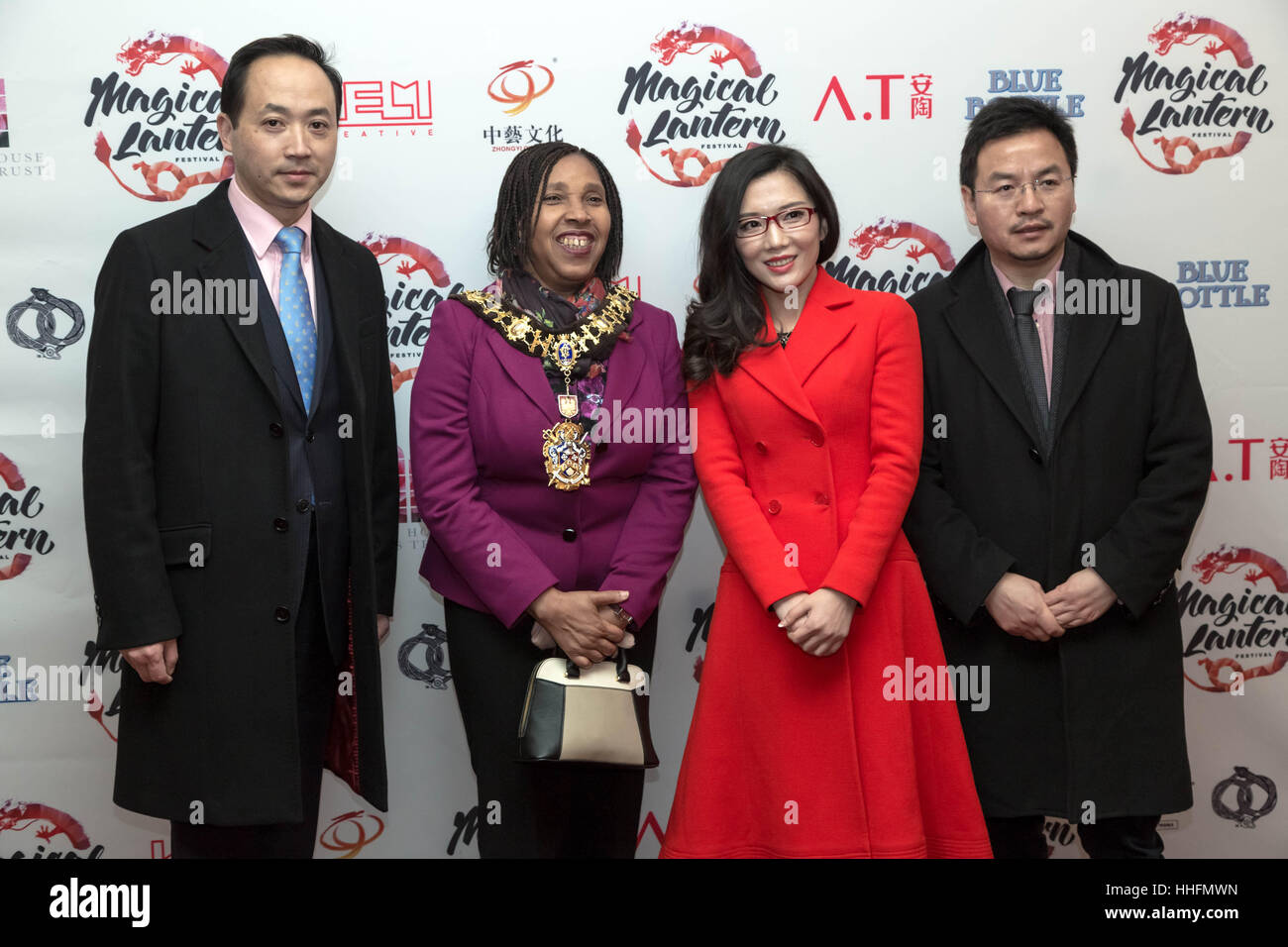 Londra, Regno Unito. 18 gennaio, 2017. La misericordia Umeh, Sindaco di Hammersmith e Fulham e gli ospiti possono assistere al lancio di VIP della lanterna magica festa a Chiswick House. Credito: Guy Corbishley/Alamy Live News Foto Stock