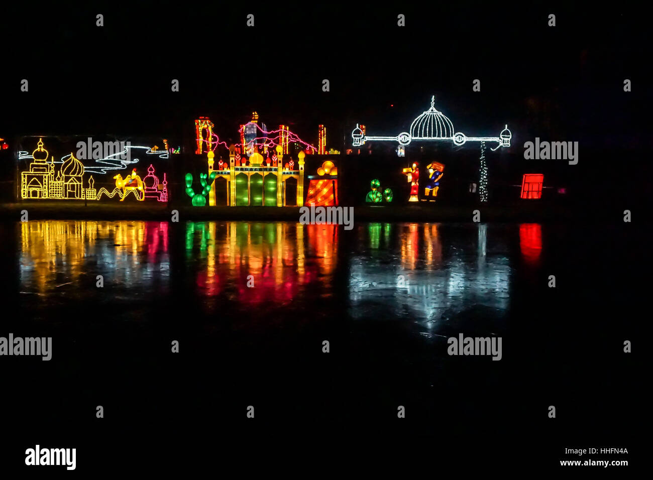 Londra, Regno Unito. 18 gennaio, 2017. 'Magical Lantern Festival' VIP notte con una nuova mostra la trasformazione storica Chiswick House Gardens in un mondo da favola di sculture di luce, le arti cinesi, realtà virtuale, Giochi & cibo con un parco di divertimenti e di 600 metri quadrati di pista di pattinaggio su ghiaccio a Chiswick House Gardens dal 19 Gennaio - Febbraio 26th. Credito: Vedere Li/Alamy Live News Foto Stock