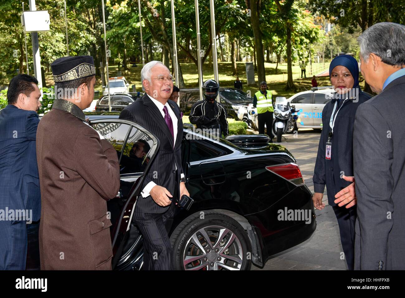 Kuala Lumpur, Malesia. 19 gennaio, 2017. Malaysia Il Primo Ministro Najib Razak arrivati al Centro Congressi di Kuala Lumpur per l'Organizzazione della Cooperazione Islamica (OIC) riunione per discutere i Rohingya musulmani crisi su gennaio 19, 2017 a Kuala Lumpur, Malesia. Credito: Chris JUNG/Alamy Live News Foto Stock