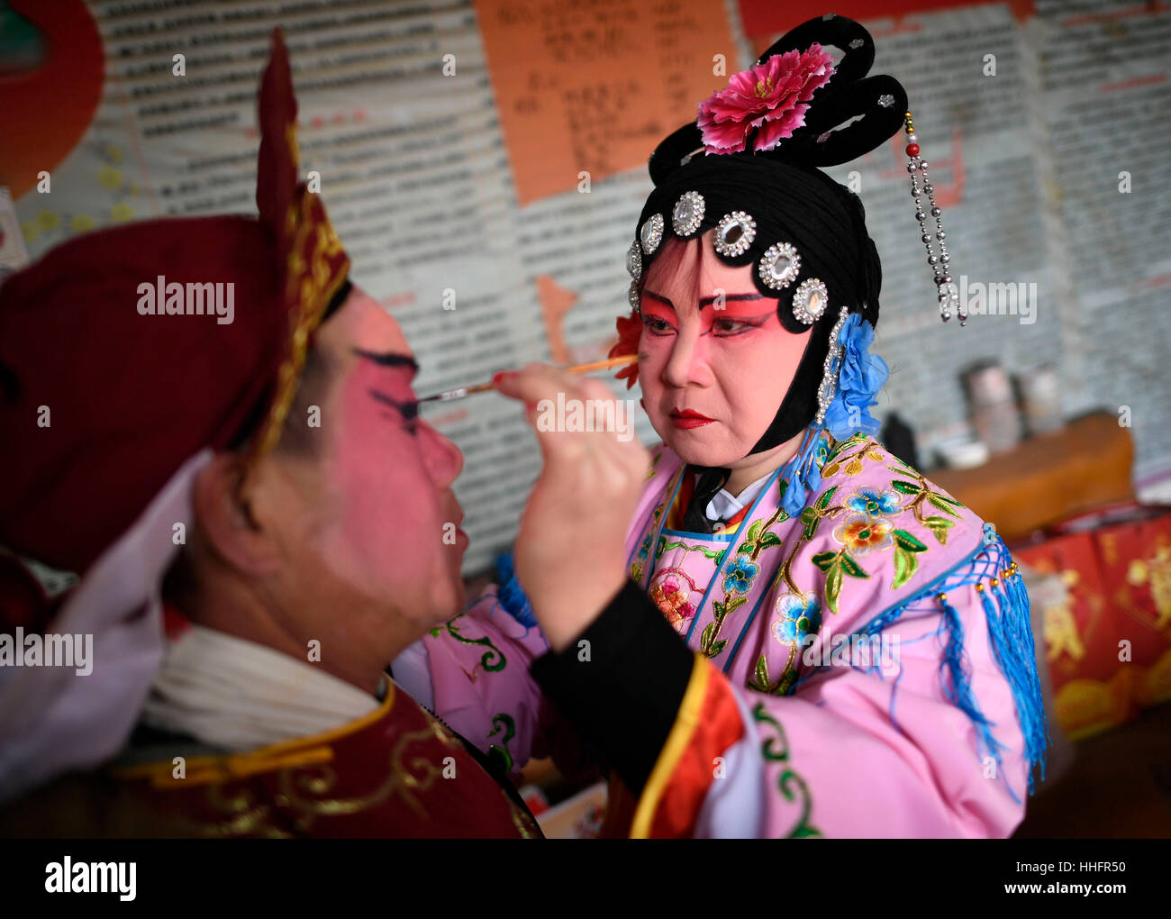 (170119) -- LONGDE, Gennaio 19, 2017 (Xinhua) -- i membri di un Opera di Shaanxi squadra preparare prima di eseguire per gli spettatori in Xinxing villaggio di Longde County, a nord-ovest della Cina di Ningxia Hui Regione autonoma, Gennaio 18, 2017. L'Opera di Shaanxi team, che consiste di più di 30 dilettanti che sono agricoltori e non professionali di opera artisti interpreti o esecutori, effettuata tour spettacoli per i residenti nelle città e nei villaggi nelle aree rurali durante il Festival di Primavera di vacanze. Shaanxi Opera, comunemente noto come Qinqiang, è la più antica di tutte le opere liriche cinesi che sono ancora in esistenza oggi. (Xinhua/Wang Peng) (WF) Foto Stock