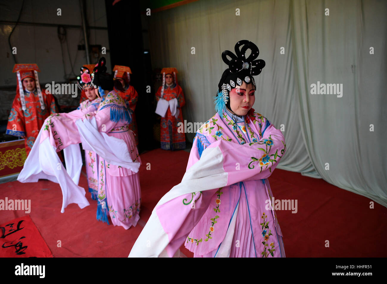 (170119) -- LONGDE, Gennaio 19, 2017 (Xinhua) -- i membri di un Opera di Shaanxi team effettuano per gli spettatori in Xinxing villaggio di Longde County, a nord-ovest della Cina di Ningxia Hui Regione autonoma, Gennaio 18, 2017. L'Opera di Shaanxi team, che consiste di più di 30 dilettanti che sono agricoltori e non professionali di opera artisti interpreti o esecutori, effettuata tour spettacoli per i residenti nelle città e nei villaggi nelle aree rurali durante il Festival di Primavera di vacanze. Shaanxi Opera, comunemente noto come Qinqiang, è la più antica di tutte le opere liriche cinesi che sono ancora in esistenza oggi. (Xinhua/Wang Peng) (WF) Foto Stock