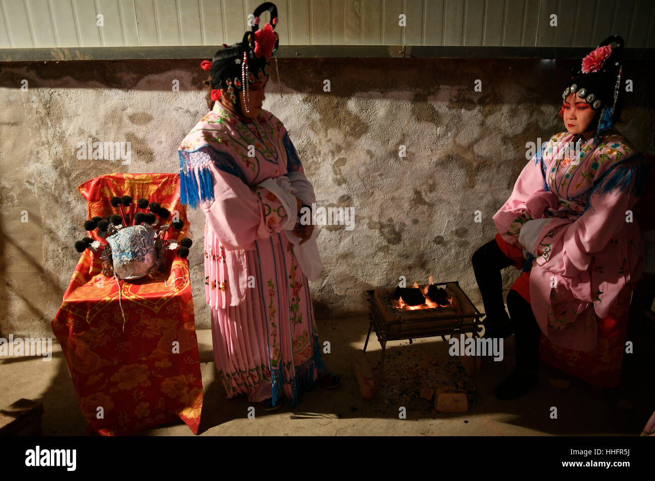 (170119) -- LONGDE, Gennaio 19, 2017 (Xinhua) -- i membri di un Opera di Shaanxi squadra preparare prima di eseguire per gli spettatori in Xinxing villaggio di Longde County, a nord-ovest della Cina di Ningxia Hui Regione autonoma, Gennaio 18, 2017. L'Opera di Shaanxi team, che consiste di più di 30 dilettanti che sono agricoltori e non professionali di opera artisti interpreti o esecutori, effettuata tour spettacoli per i residenti nelle città e nei villaggi nelle aree rurali durante il Festival di Primavera di vacanze. Shaanxi Opera, comunemente noto come Qinqiang, è la più antica di tutte le opere liriche cinesi che sono ancora in esistenza oggi. (Xinhua/Wang Peng) (WF) Foto Stock