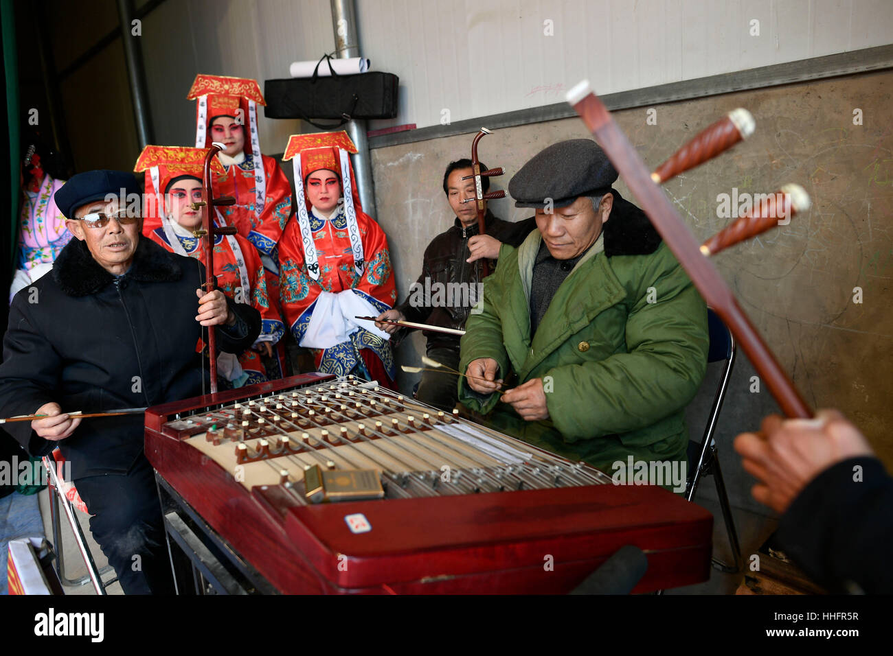 (170119) -- LONGDE, Gennaio 19, 2017 (Xinhua) -- i membri di un Opera di Shaanxi team effettuano per gli spettatori in Xinxing villaggio di Longde County, a nord-ovest della Cina di Ningxia Hui Regione autonoma, Gennaio 18, 2017. L'Opera di Shaanxi team, che consiste di più di 30 dilettanti che sono agricoltori e non professionali di opera artisti interpreti o esecutori, effettuata tour spettacoli per i residenti nelle città e nei villaggi nelle aree rurali durante il Festival di Primavera di vacanze. Shaanxi Opera, comunemente noto come Qinqiang, è la più antica di tutte le opere liriche cinesi che sono ancora in esistenza oggi. (Xinhua/Wang Peng) (WF) Foto Stock