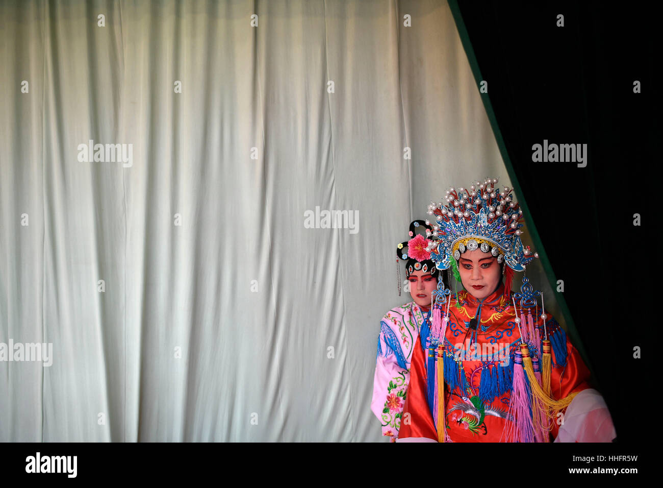 (170119) -- LONGDE, Gennaio 19, 2017 (Xinhua) -- i membri di un Opera di Shaanxi squadra preparare prima di eseguire per gli spettatori in Xinxing villaggio di Longde County, a nord-ovest della Cina di Ningxia Hui Regione autonoma, Gennaio 18, 2017. L'Opera di Shaanxi team, che consiste di più di 30 dilettanti che sono agricoltori e non professionali di opera artisti interpreti o esecutori, effettuata tour spettacoli per i residenti nelle città e nei villaggi nelle aree rurali durante il Festival di Primavera di vacanze. Shaanxi Opera, comunemente noto come Qinqiang, è la più antica di tutte le opere liriche cinesi che sono ancora in esistenza oggi. (Xinhua/Wang Peng) (WF) Foto Stock