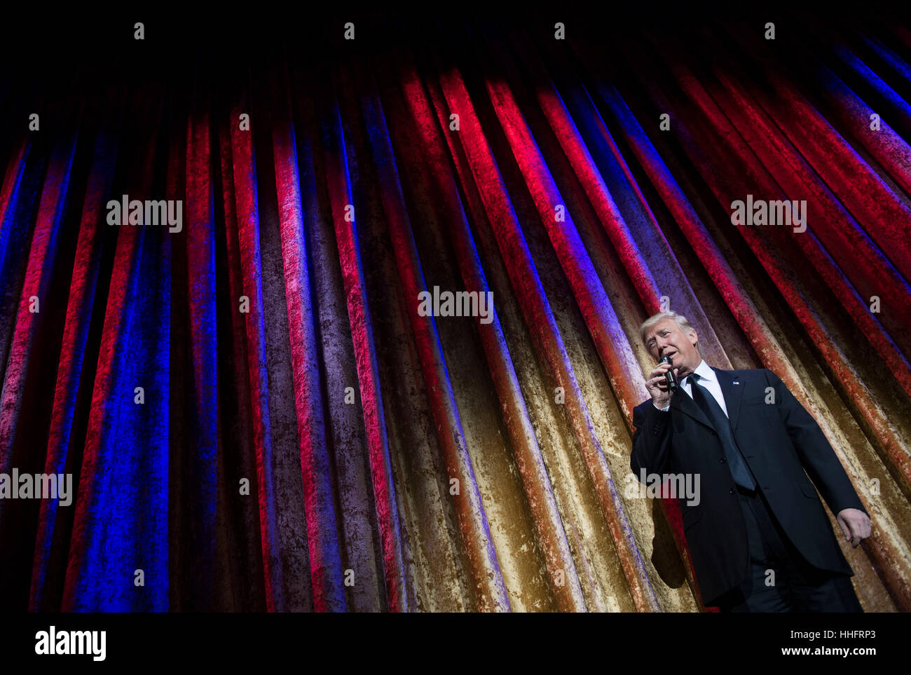 Presentare se stesso e i membri del suo gabinetto di diplomatici stranieri. Xvii gen, 2017. Stati Uniti President-Elect Donald Trump offre commento al Presidente Global cena, a Andrew W. Mellon Auditorium di Washington il 17 gennaio 2017. L'invito solo black tie-evento è una chance per Trump per presentare se stesso e i membri del suo gabinetto di diplomatici stranieri. Credito: Kevin Dietsch/Piscina via CNP - nessun filo SERVICE - foto: Kevin Dietsch/consolidato/Piscina/dpa/Alamy Live News Foto Stock