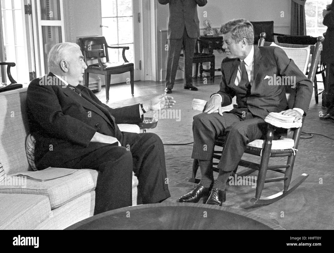 Presidente degli Stati Uniti John Fitzgerald Kennedy (in sedia a dondolo), a destra si incontra con il Primo Ministro australiano Robert G. Menzies, sinistra, nell'Ufficio Ovale della Casa Bianca a Washington il 25 settembre 1962. Credito: Arnie Sachs/CNP - nessun filo SERVICE - foto: Arnie Sachs/consolidato/dpa Foto Stock