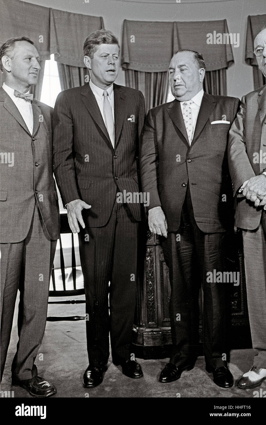 Presidente degli Stati Uniti John Fitzgerald Kennedy incontra il Sindaco Richard J. Daley (Democratico di Chicago) e i funzionari dall'Illinois all Ufficio Ovale della Casa Bianca di Washington il 11 luglio 1962. Da sinistra a destra: rappresentante statunitense Sidney R. Yates (Democratico di Illinois); Presidente Kennedy; Sindaco Daley; rappresentante statunitense Thomas J. O'Brien (Democratico di Illinois). Credito: Arnie Sachs/CNP - nessun filo SERVICE - foto: Arnie Sachs/consolidato/dpa Foto Stock