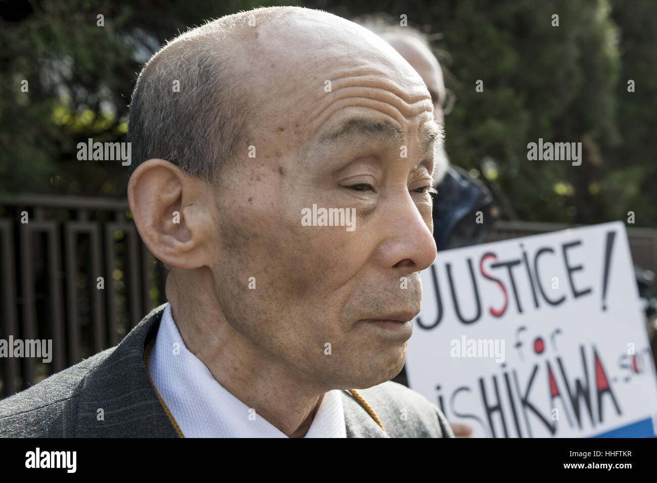 Tokyo, Tokyo, Giappone. Xix gen, 2017. Kazuo Ishikawa eccepire la sua innocenza in un 1963 omicidio caso, davanti a Tokyo la costruzione dell'Alta Corte in attesa per la riapertura del caso. Conosciuta come "La ayama incidente, '' a Tokyo il 24 maggio 2016. Nel 1963, Kazuo Ishikawa è stato condannato per omicidio di un high school girl nella città di Sayama, nella prefettura di Saitama. Un membro della Buraku, Giappone storico della casta di intoccabili. Ora 78, egli è ancora in lotta per cancellare il suo nome e per assicurarsi che altri hanno accesso a un processo equo. Credito: Alessandro Di Ciommo/ZUMA filo/Alamy Live News Foto Stock