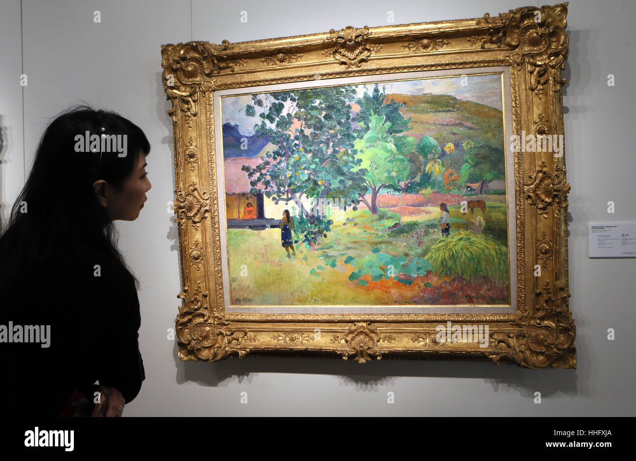 Hong Kong, Cina. Xix gen, 2017. Un visitatore visualizza il dipinto La  Maison di Paul Gauguin di Christie's xx secolo settimana Highlights Tour di  Hong Kong, Cina del sud, Gennaio 19, 2017.