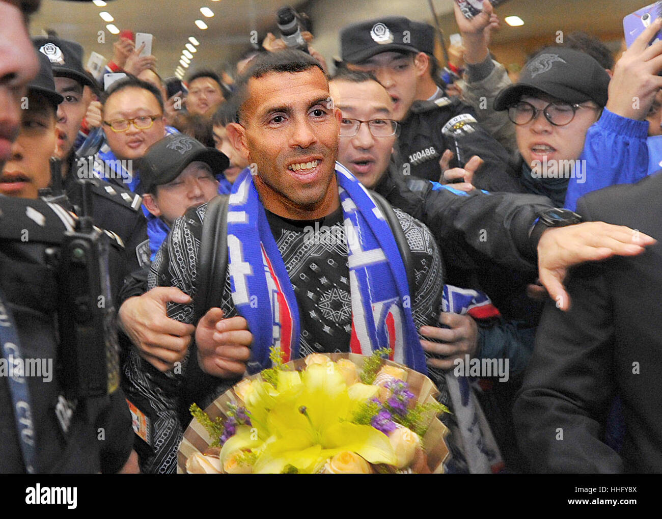 Shanghai, gen. 19. 29 Dic, 2016. Attaccante argentino Carlos Tevez è circondato dagli appassionati come lui arriva nell'Aeroporto Internazionale di Shanghai Pudong di Shanghai, Cina orientale, Gennaio 19, 2017. Carlos Tevez è ufficialmente entrato a far parte di Shanghai Shenhua secondo un accordo di trasferimento ha raggiunto dalla Groenlandia di Shanghai Shenhua FC con Argentina Club Atletico Boca Juniors il 29 dicembre 2016. Credit: ventola Jun/Xinhua/Alamy Live News Foto Stock