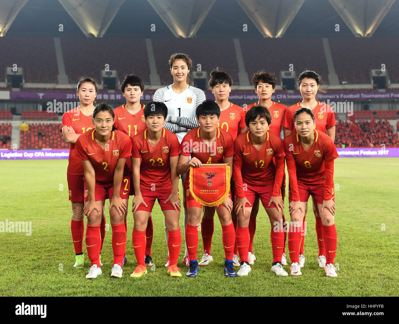 Foshan, la Cina della provincia di Guangdong. Xix gen, 2017. I giocatori della Cina rappresentano per le foto prima della partita contro la Thailandia alla logistica Chunhui CFA Coppa internazionale delle donne torneo di calcio Foshan 2017 in Foshan, Cina del sud della provincia di Guangdong, Gennaio 19, 2017. Credito: Jia Yuchen/Xinhua/Alamy Live News Foto Stock