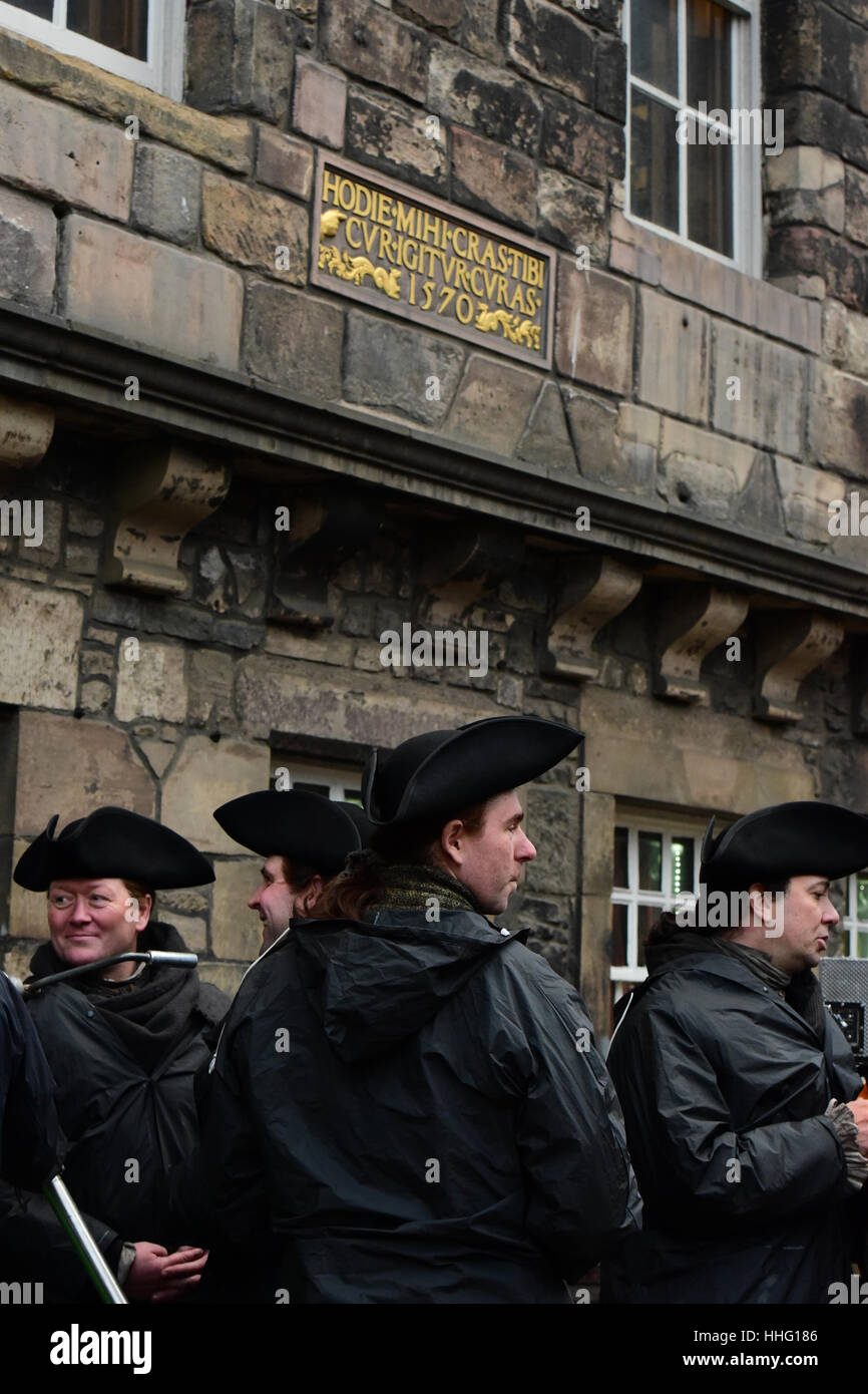 Edimburgo, Scozia, Regno Unito. Xix gen, 2017. Cast di 'Outlander' serie TV sulla posizione nella Cittã Vecchia di Edimburgo,, Credito: Ken Jack/Alamy Live News Foto Stock