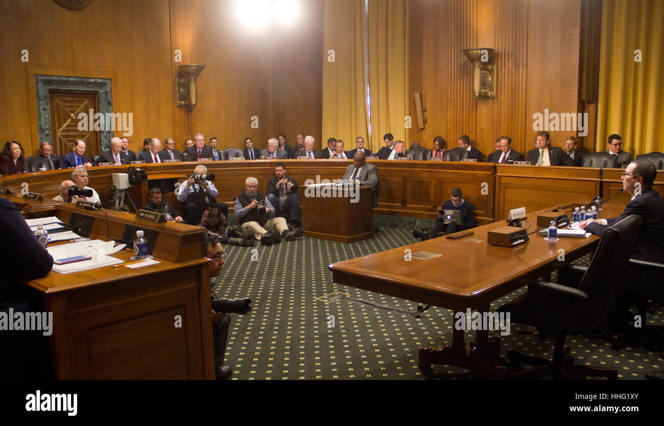 Washington, Stati Uniti d'America. Xix gen, 2017. steven mnuchin, segretario del tesoro per il candidato eletto presidente degli Stati Uniti Donald Trump, parla durante un senato commissione finanze audizione di conferma in Washington, DC, Stati Uniti, giovedì gen. 19, 2017. mnuchin ha difeso il suo record come un proprietario di un creditore ipotecario che era stato accusato di pratiche di prestito e di pratiche di preclusione durante la crisi finanziaria. Credito: pixelpro/alamy live news Foto Stock