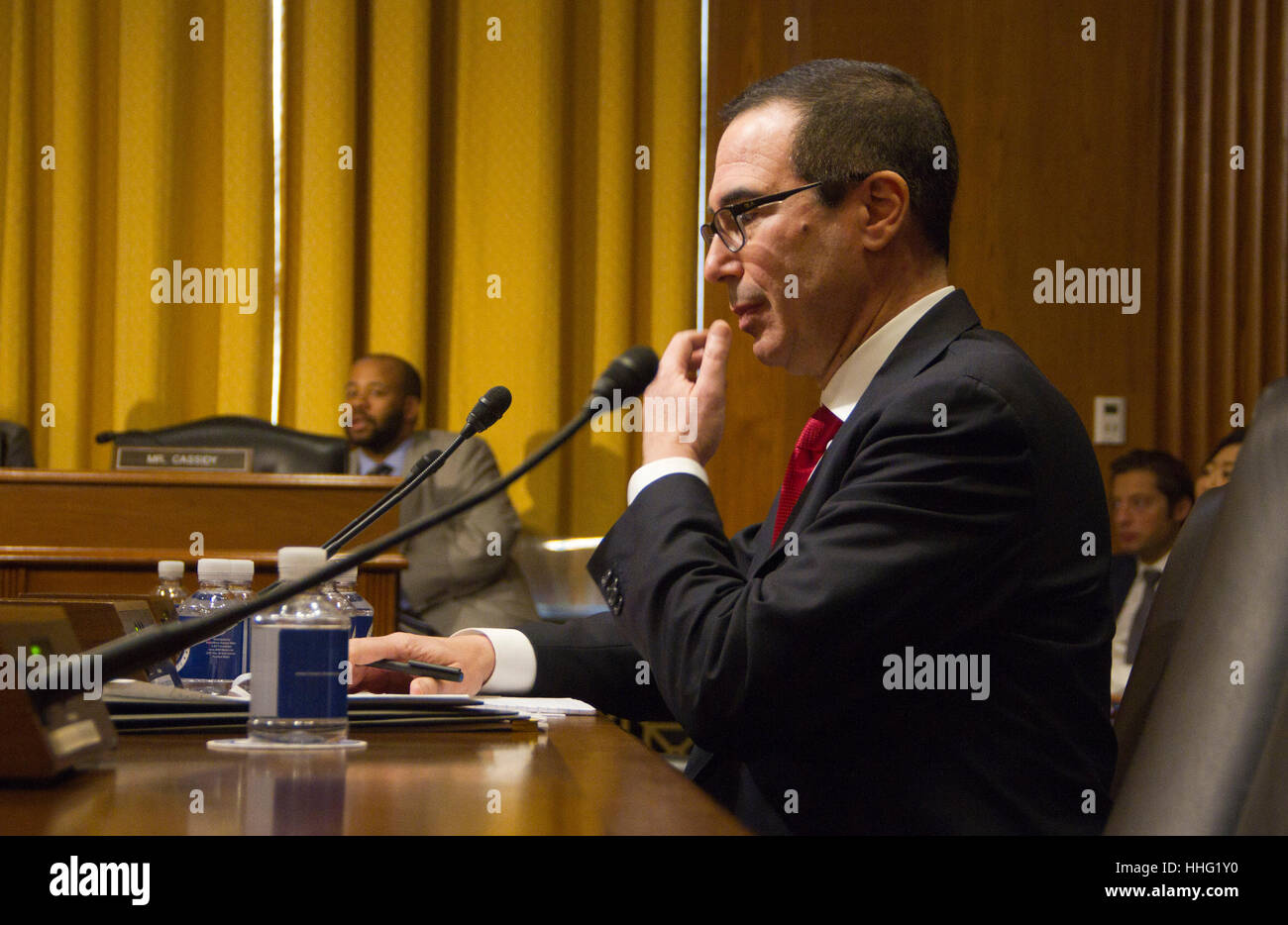 Washington, Stati Uniti d'America. Xix gen, 2017. steven mnuchin, segretario del tesoro per il candidato eletto presidente degli Stati Uniti Donald Trump, parla durante un senato commissione finanze audizione di conferma in Washington, DC, Stati Uniti, giovedì gen. 19, 2017. mnuchin ha difeso il suo record come un proprietario di un creditore ipotecario che era stato accusato di pratiche di prestito e di pratiche di preclusione durante la crisi finanziaria. Credito: pixelpro/alamy live news Foto Stock