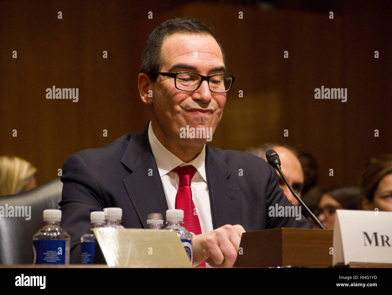 Washington, Stati Uniti d'America. Xix gen, 2017. steven mnuchin, segretario del tesoro per il candidato eletto presidente degli Stati Uniti Donald Trump, parla durante un senato commissione finanze audizione di conferma in Washington, DC, Stati Uniti, giovedì gen. 19, 2017. mnuchin ha difeso il suo record come un proprietario di un creditore ipotecario che era stato accusato di pratiche di prestito e di pratiche di preclusione durante la crisi finanziaria. Credito: pixelpro/alamy live news Foto Stock