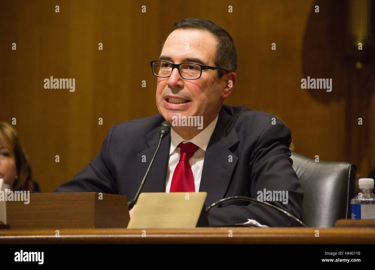 Washington, Stati Uniti d'America. Xix gen, 2017. steven mnuchin, segretario del tesoro per il candidato eletto presidente degli Stati Uniti Donald Trump, parla durante un senato commissione finanze audizione di conferma in Washington, DC, Stati Uniti, giovedì gen. 19, 2017. mnuchin ha difeso il suo record come un proprietario di un creditore ipotecario che era stato accusato di pratiche di prestito e di pratiche di preclusione durante la crisi finanziaria. Credito: pixelpro/alamy live news Foto Stock