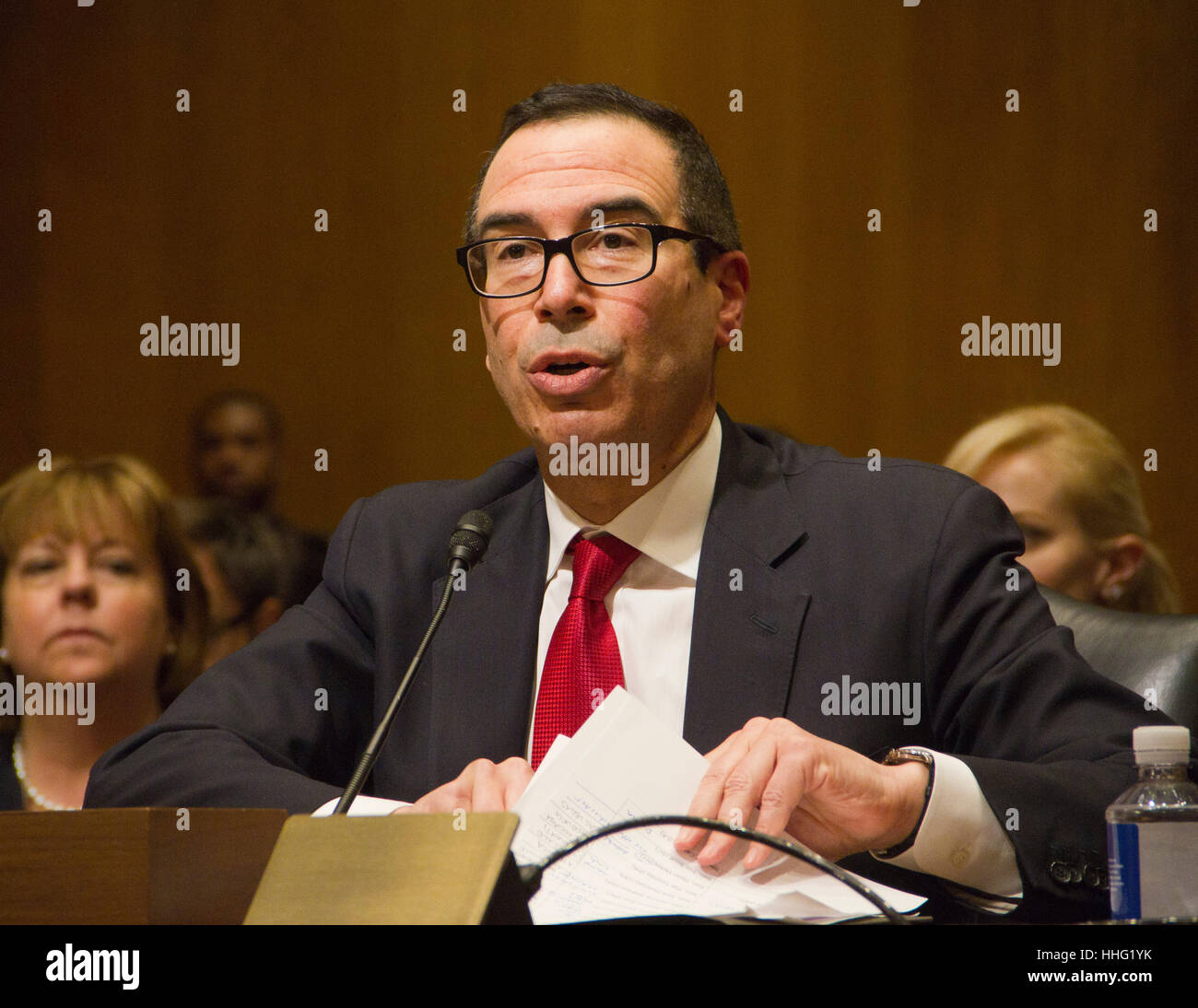 Washington, Stati Uniti d'America. Xix gen, 2017. steven mnuchin, segretario del tesoro per il candidato eletto presidente degli Stati Uniti Donald Trump, parla durante un senato commissione finanze audizione di conferma in Washington, DC, Stati Uniti, giovedì gen. 19, 2017. mnuchin ha difeso il suo record come un proprietario di un creditore ipotecario che era stato accusato di pratiche di prestito e di pratiche di preclusione durante la crisi finanziaria. Credito: pixelpro/alamy live news Foto Stock