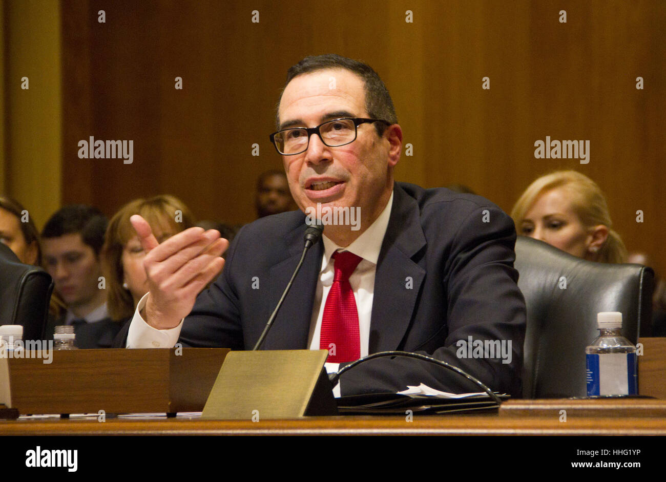 Washington, Stati Uniti d'America. Xix gen, 2017. steven mnuchin, segretario del tesoro per il candidato eletto presidente degli Stati Uniti Donald Trump, parla durante un senato commissione finanze audizione di conferma in Washington, DC, Stati Uniti, giovedì gen. 19, 2017. mnuchin ha difeso il suo record come un proprietario di un creditore ipotecario che era stato accusato di pratiche di prestito e di pratiche di preclusione durante la crisi finanziaria. Credito: pixelpro/alamy live news Foto Stock