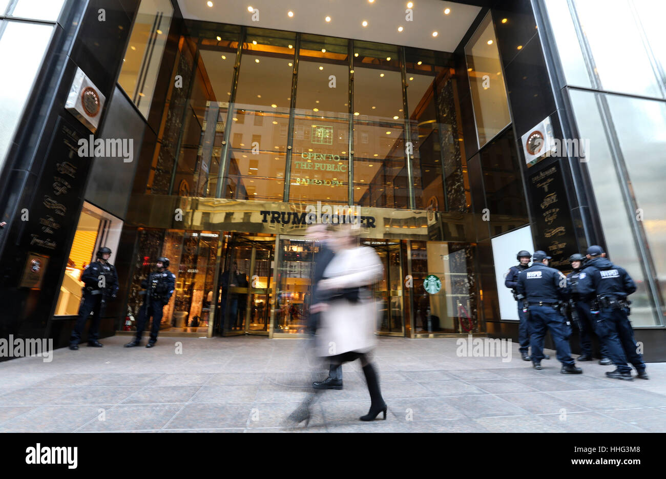 La città di New York, Stati Uniti d'America. Xix gen, 2017. Ufficiali di polizia di guardia all'entrata di Trump Tower a New York. Stati Uniti Presidente-eletto Donald Trump's inaugurazione si terrà a Washington D.C. Credito: Wang Ying/Xinhua/Alamy Live News Foto Stock