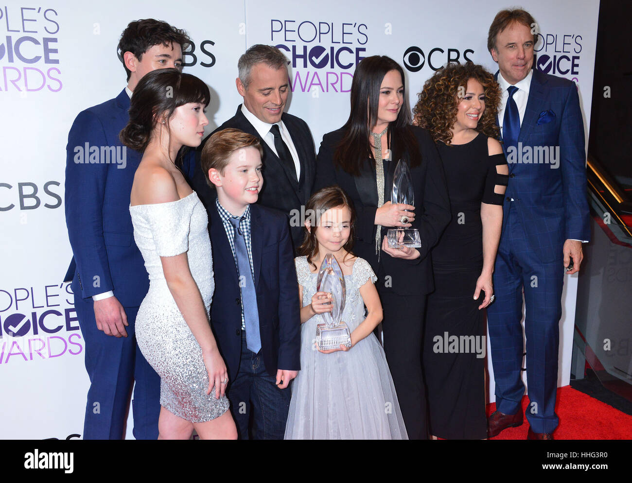 Matt Cook, Grazia Kaufman, Matteo McCann, Matt LeBlanc, Hala Finley, Liza Snyder, Diana Maria Riva e Kevin Nealon arrivando al People's Choice Awards 2017 presso il Microsoft Theatre di Los Angeles. Il 18 gennaio 2017. Foto Stock