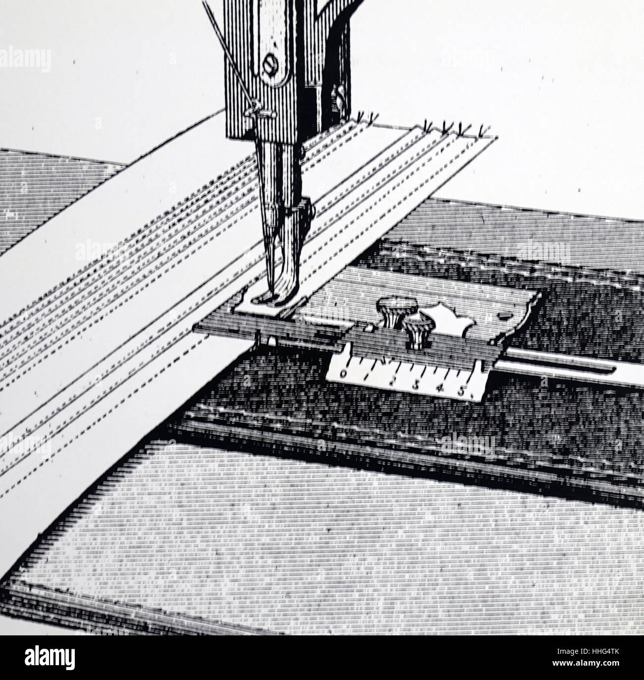 W.G Wilson's macchina da cucire allegati: il faldatore o tucker. La guida è stata impostata per i requisiti di larghezza e il panno piegato alimentato attraverso. Londra, datata 1880. Foto Stock