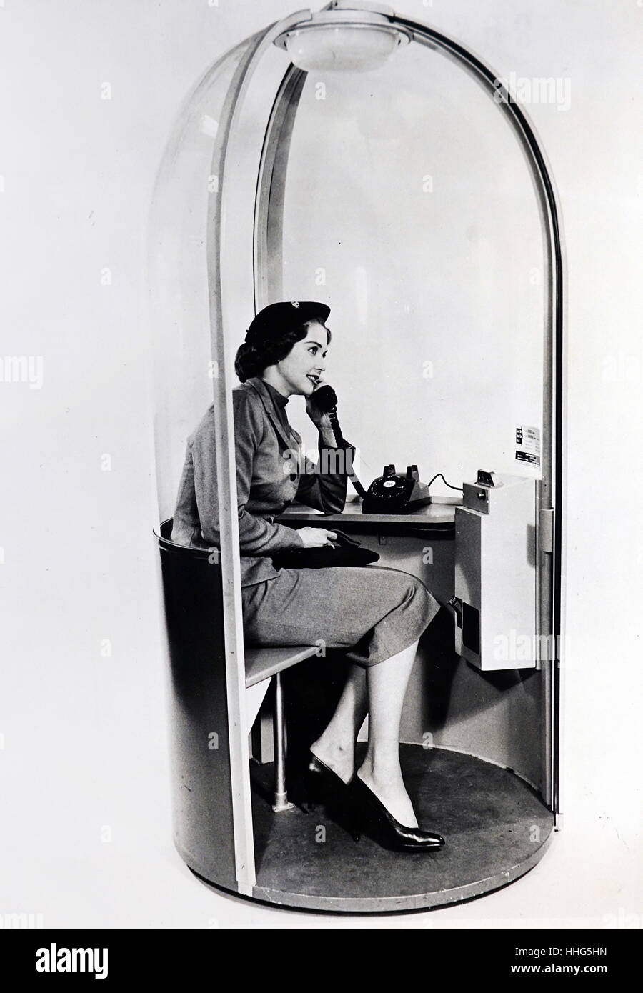 La "Vista stand", uno spazio-età guardare in pubblico degli impianti telefonici. Progettato da Bell Telephone Laboratories, questo è uno dei tanti progetti esplorativi essendo studiato per soddisfare il servizio telefonico esigenze del futuro. Il sentiero modello della vista booth è costituito da un telaio in alluminio e pavimenti con una plastica trasparente "bolla" a cupola per la massima visibilità. Questo tipo booth potrebbe essere installato in un meteo area protetta, come ad esempio una linea ferroviaria concourse. L'interno apparato include una gettoniera con un alloggiamento modernistica e una scrivania standard modello di telefono. Foto Stock