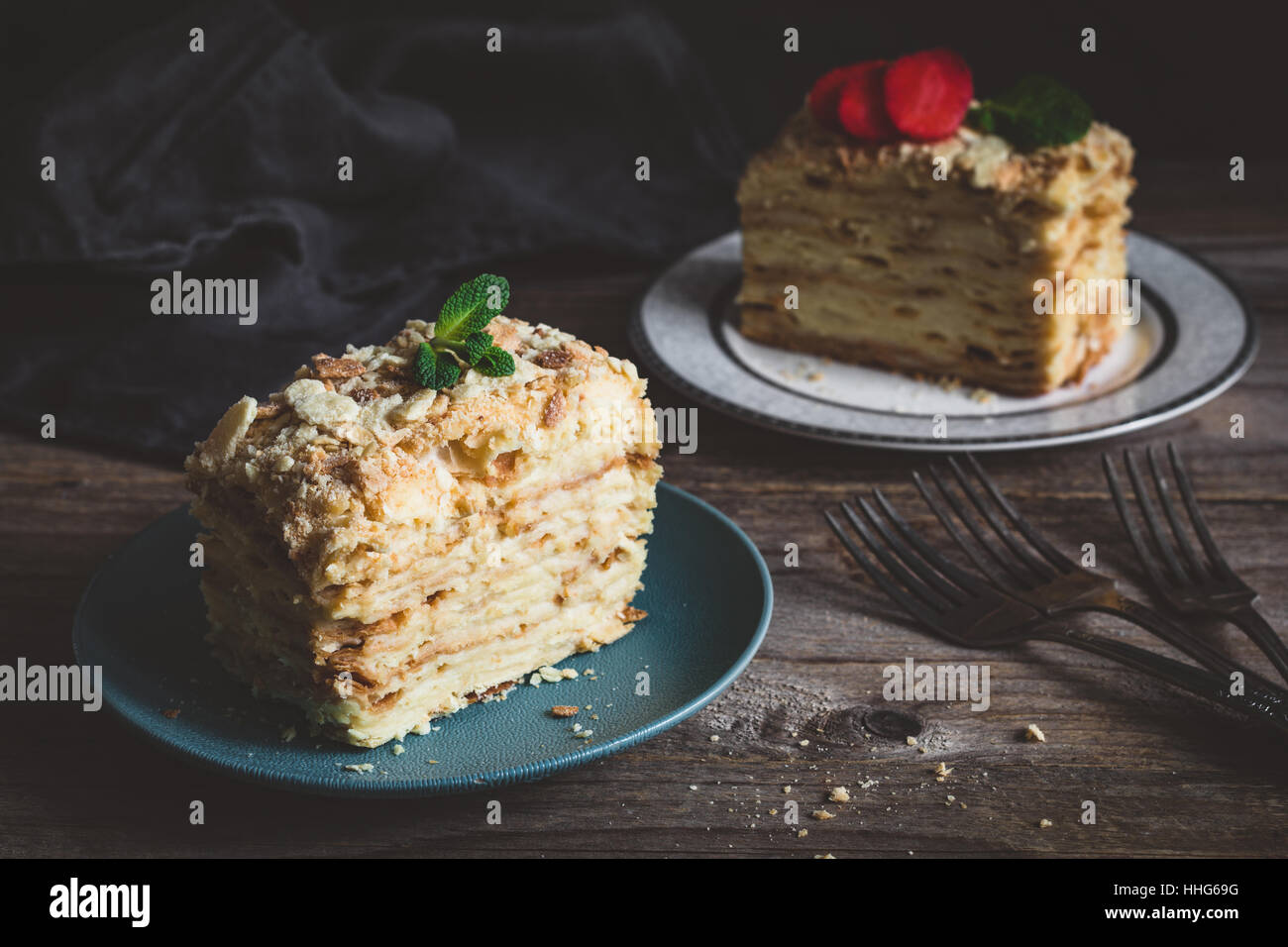 Torta di Napoleone - multi-layered torta con crema pasticcera. Bassa immagine chiave, cibo ancora in vita, stile rustico Foto Stock