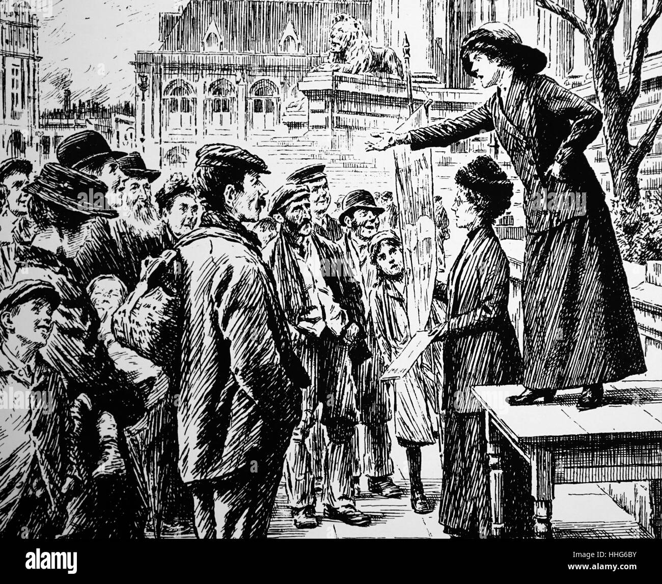 Indirizzamento delle Suffragette una folla di Londra. 1912. Suffragettes erano membri di organizzazioni di donne di fine ottocento e primi del XX secolo che ha invocato l'estensione del "franchising", o il diritto di voto nelle elezioni pubbliche, alle donne. Essa in particolare si riferisce a militanti nel Regno Unito come membri della donna sociale e politica europea (WSPU). Suffragist è un termine più generale per i membri del movimento di suffragio. Foto Stock