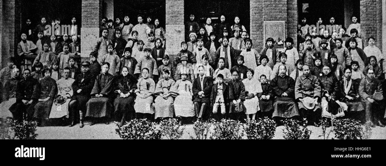 Donne politici dell istituto di formazione fondata a Wuhan da Soong Ching Ling, febbraio 1927; tirocinanti in apertura di giornata cerimonia, con leader comunista Dong Biwu, fila anteriore, 5a destra mono. Foto Stock