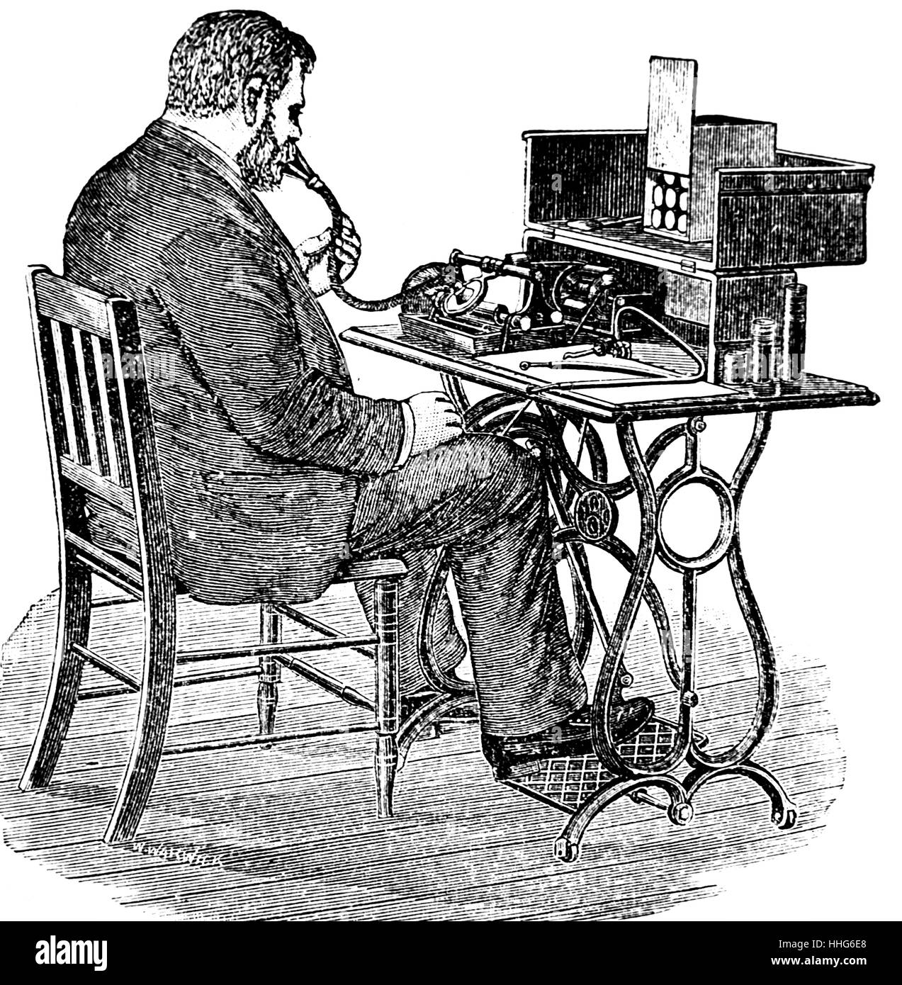 Effettuare una registrazione del cilindro, di fornitura di energia elettrica a servizio dell'uomo. Fonografo cilindri sono il più presto mezzo commerciale per la registrazione e la riproduzione audio. Comunemente noto semplicemente come scritture nella loro epoca di grande popolaritã (c. 1896-1915), questi cilindrica cava ed oggetti hanno una registrazione audio incisi sulla superficie esterna, che può essere riprodotto quando vengono riprodotti su un cilindro meccanico fonografo. Nel 1910s, il disco di concorrenti record system ha trionfato nel marketplace di diventare dominante audio commerciale medio. Foto Stock