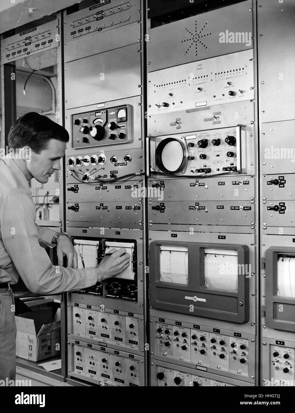 Arthur H. Diede della NBS Radio centrale Laboratorio di propagazione; Boulder; Colo; è operativo il nuovo canale 8 apparecchiatura per la registrazione di fase e di ampiezza della VLF LF e frequenza standard delle trasmissioni. Foto Stock