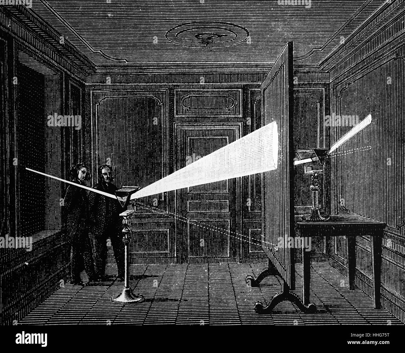 La proiezione di un fascio di luce solare (luce bianca) passante attraverso un foro cieco di una stanza buia attraverso un prisma triangolare e gettando lo spettro su di uno schermo. Foto Stock