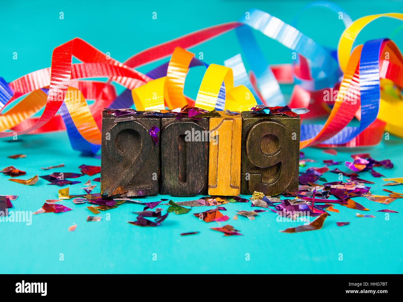 Nuovo anno 2019 in legno vintage stampa tipografica con party coriandoli e nastri Foto Stock
