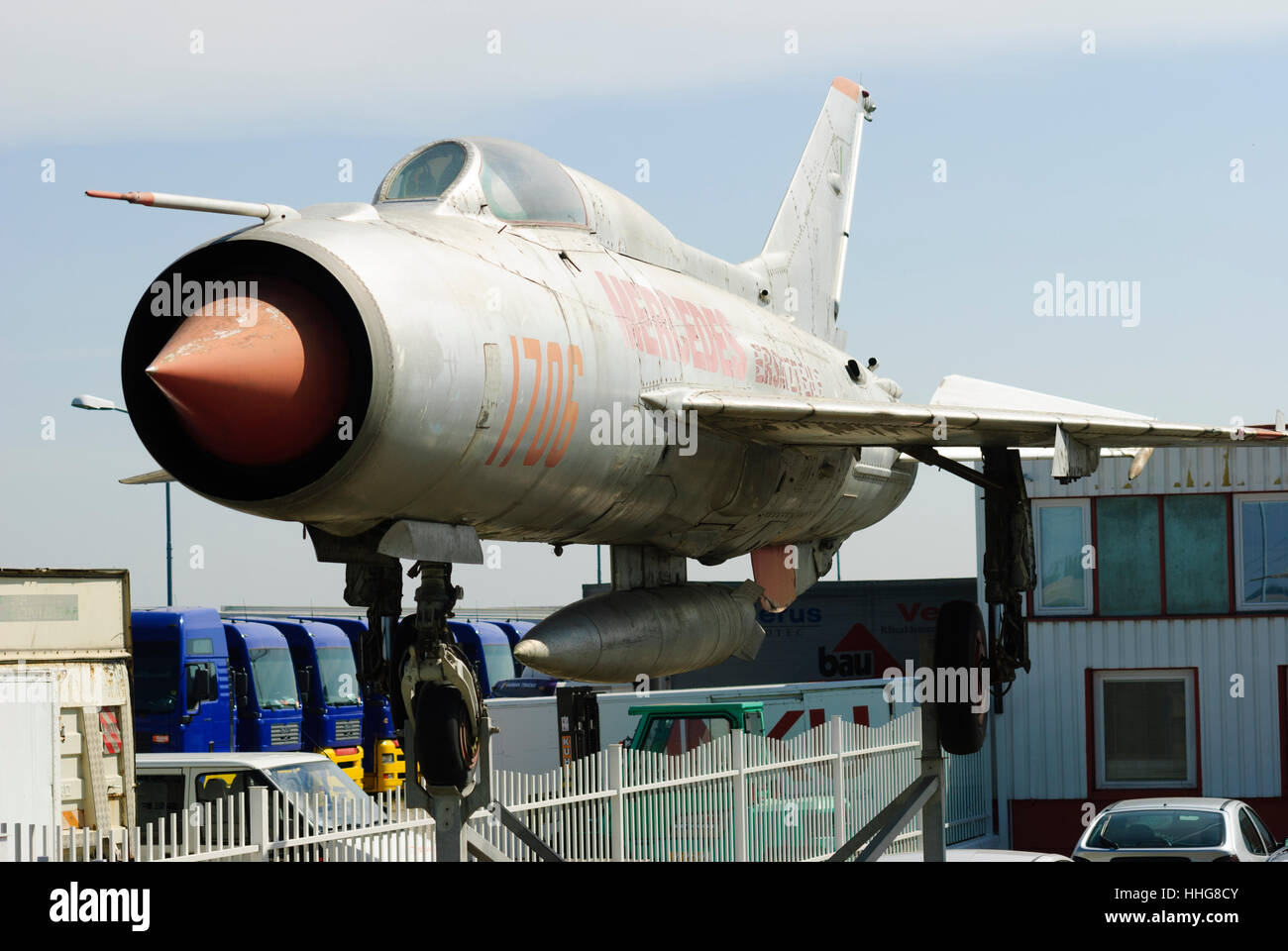 Gerasdorf bei Wien: Ex MiG-21 aerei di caccia come un annuncio pubblicitario di una Mercedes ricambio concessionario, Weinviertel, Niederösterreich, Austria inferiore, Foto Stock