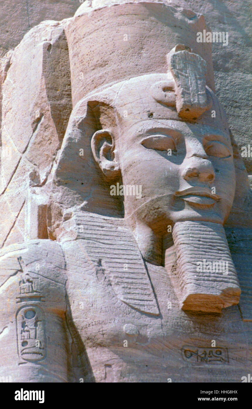 Statua di Ramses II da Abu Simbel tempio di roccia in Nubia, l'Egitto meridionale, originariamente scavate nella montagna durante il regno del faraone Ramses II nel XIII secolo A.C. Foto Stock