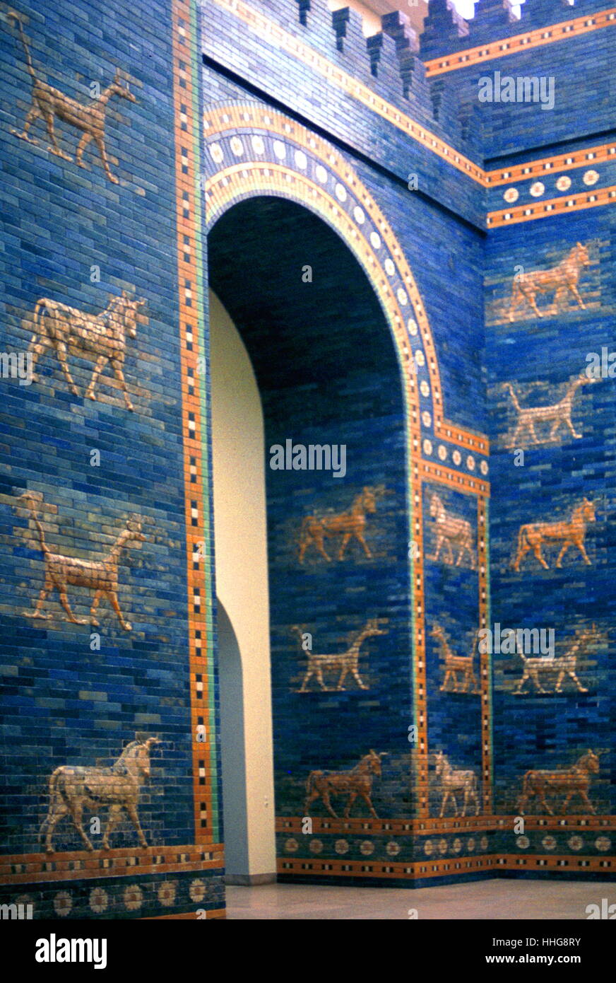 La ricostruzione della Ishtar Gate; l'ottavo gate all'interno della città di Babilonia. Esso è stato costruito in circa 575 a.c. per ordine del re Nabucodonosor II sul lato nord della città. Esso è stato scavato nei primi anni del XX secolo e una ricostruzione utilizzando mattoni originale è ora mostrata nel Pergamon Museum di Berlino. Foto Stock