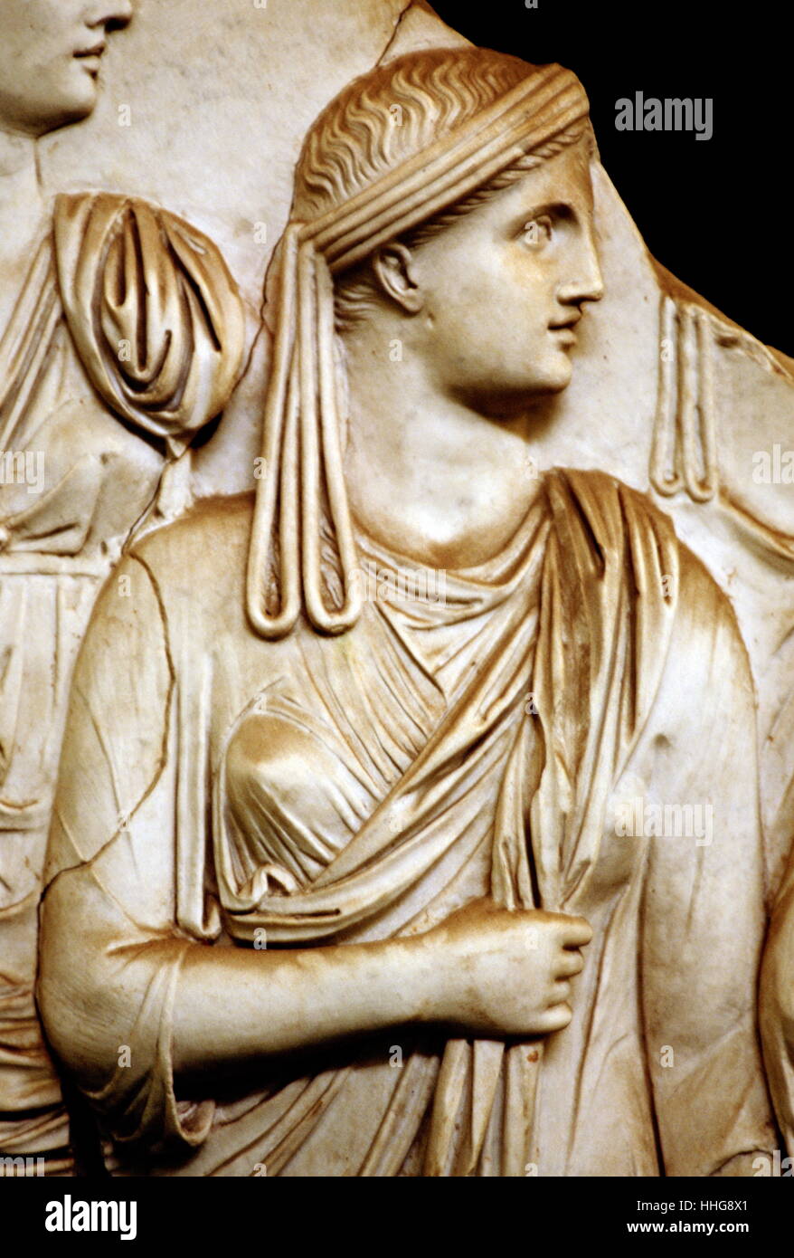 Dettaglio di un rilievo raffigurante la adventus (arrivo) di Vespasiano a Roma dopo la sua vittoria nella guerra civile in 69 CE. ; Vestale, indossando un copricapo distintivo composto da una fascia di lana avvolta diverse volte intorno alla testa (infula) con lunghi avvolta ad anello pezzi laterali (vittae). Roma, Museo del Vaticano, Foto Stock