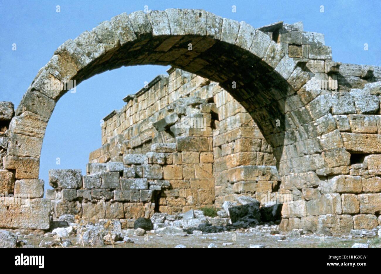 Hierapolis era una antica città situata su hot springs in classico della Frigia nel sud-occidentale Anatolia. Le sue rovine sono adiacenti alle moderne Pamukkale in Turchia e attualmente comprendono un museo archeologico designato come Sito del Patrimonio Mondiale dell'UNESCO. Le sorgenti di acqua calda sono stati utilizzati come una spa a partire dal II secolo A.C. con tanti patroni di ritirarvi o morire lì. La grande necropoli è riempito con sarcofagi, la più famosa è quella di Marco Aurelio Ammianos Foto Stock