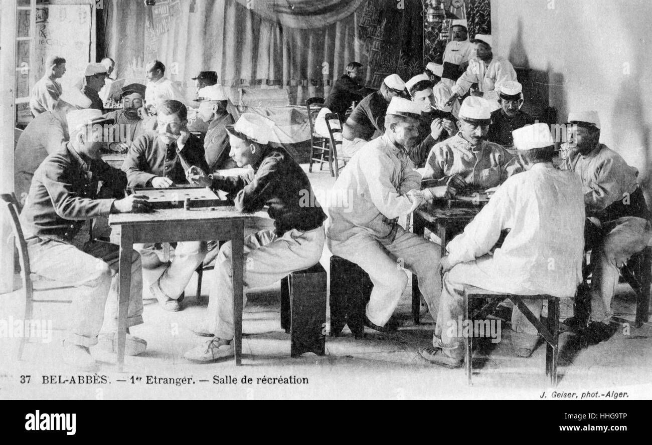 Legione Straniera francese, soldati rilassarsi durante il resto del tempo a giocare giochi da tavolo, in corrispondenza di una caserne o caserma militare nella città di presidio. Algeria, 1910 Foto Stock