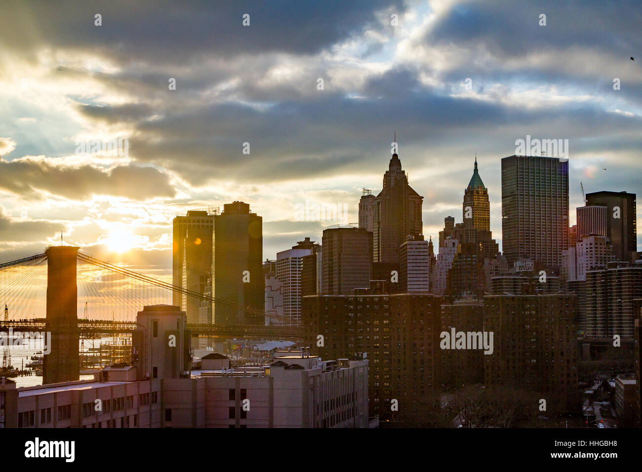 New York skyline della città in scena al tramonto con un colorato vista del Ponte di Brooklyn e grattacieli Foto Stock