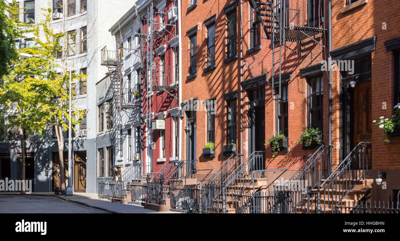 Vista panoramica di colorati fila di edifici antichi lungo Gay Street nel Greenwich Village quartiere di Manhattan, New York New York Foto Stock