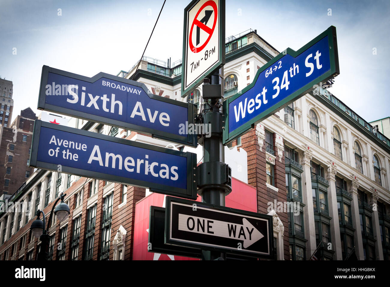 Intersezione segni di Broadway, sesta Avenue e West 34th Street vicino a Herald Square nel centro cittadino di Manhattan, New York City NYC Foto Stock
