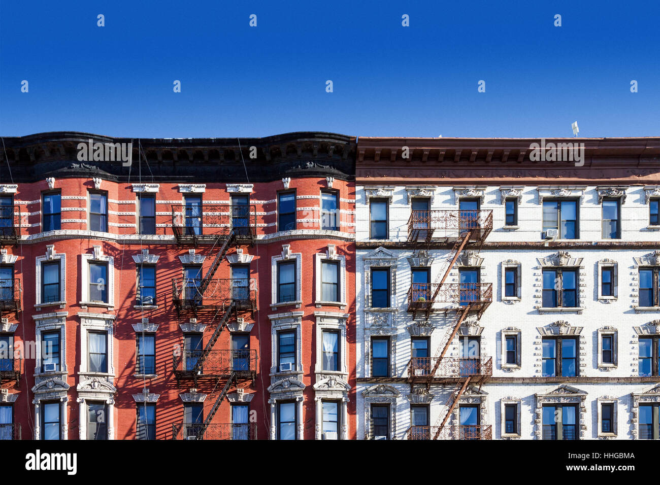New York City Blocco di vecchio appartamento storico edifici nell'East Village di Manhattan NYC con un cielo azzurro sullo sfondo Foto Stock