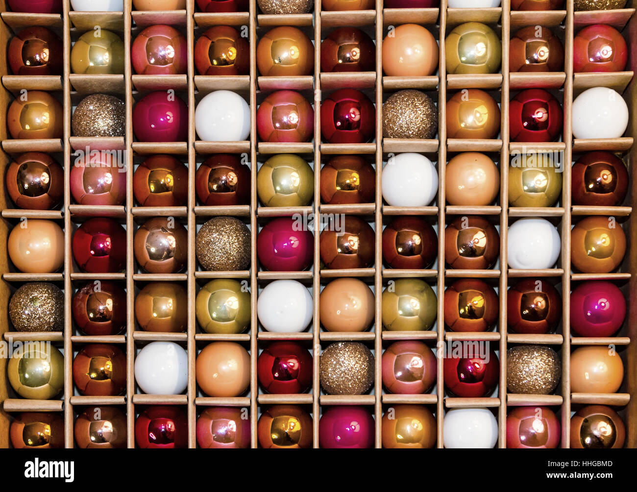 Scatola di vacanza colorato decorativo palle di vetro crea una griglia di sfondo pattern in una scatola Foto Stock