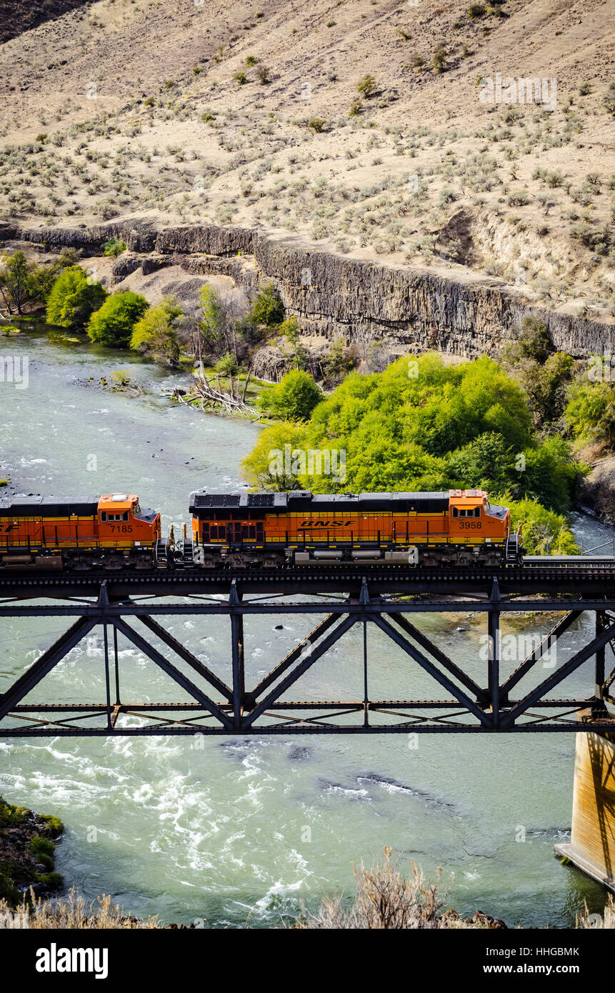 Un BNSF treno attraversa un ponte sopra il fiume Deschutes in Oregon orientale Foto Stock