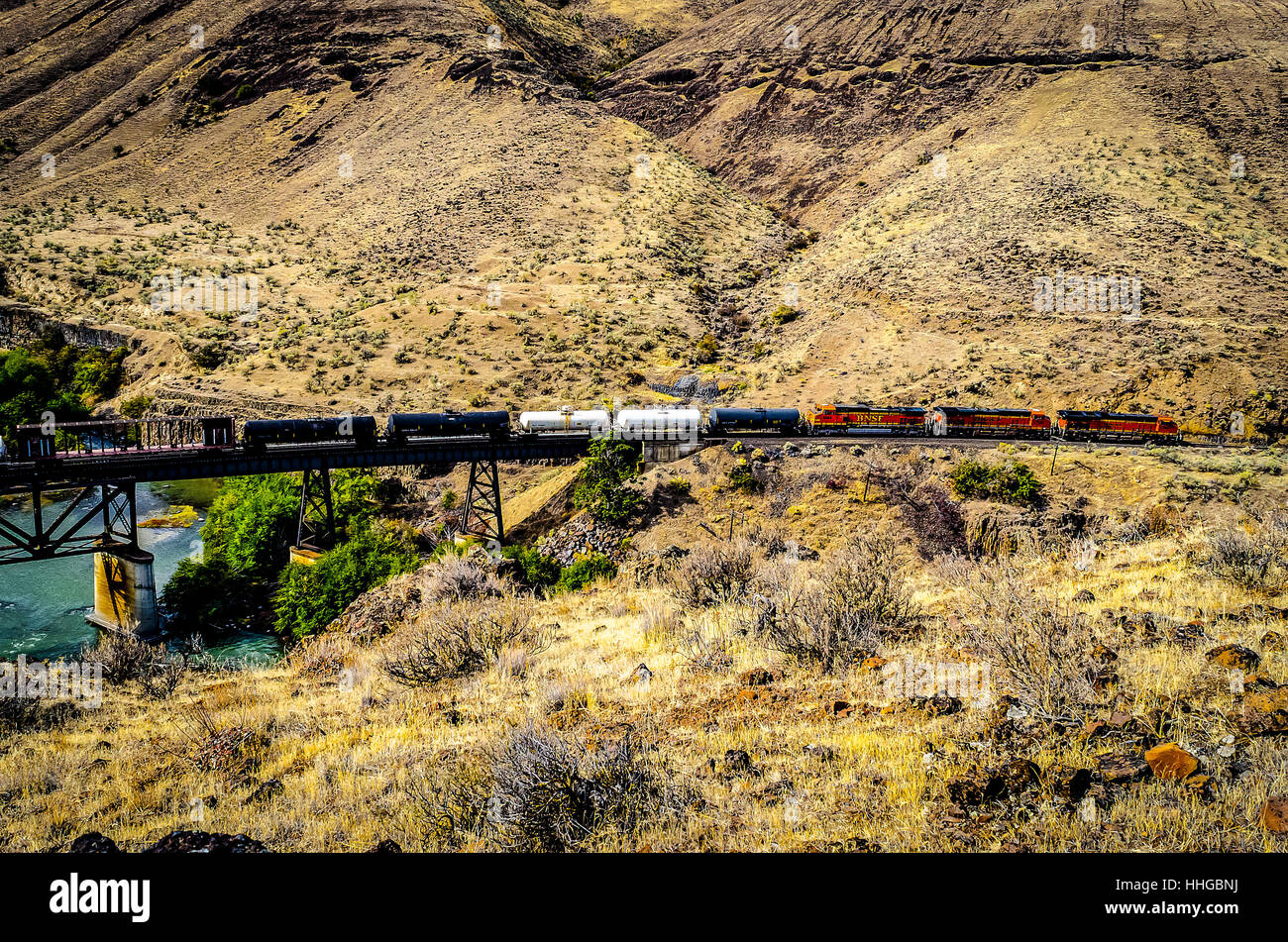 Un BNSF treno attraversa un ponte sopra il fiume Deschutes in Oregon orientale Foto Stock
