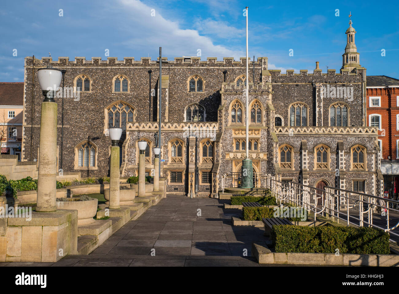 Una vista dell'imponente facciata di Norwich Guildhall situato sulla collina di prigione nella storica città di Norwich, Regno Unito. Foto Stock