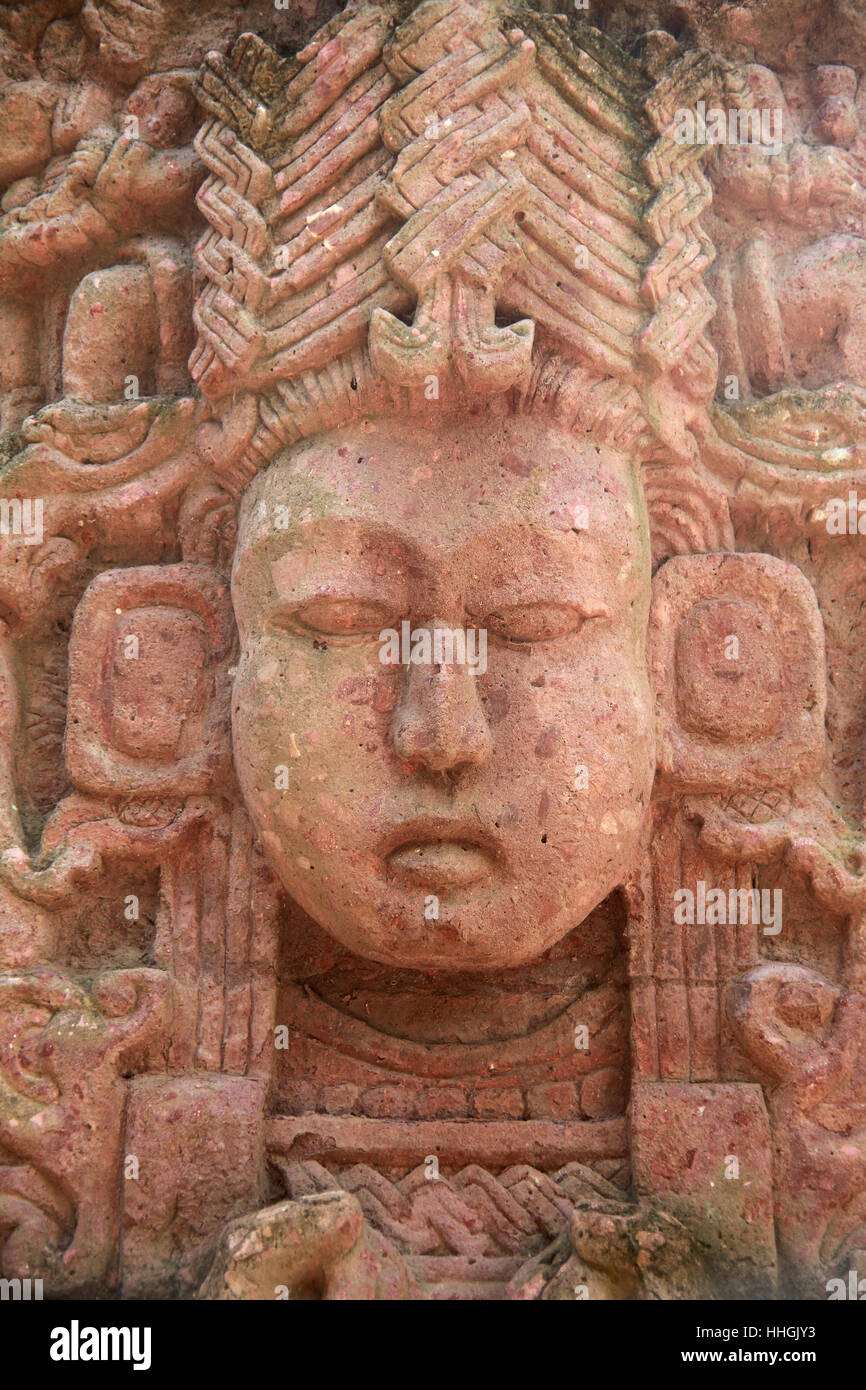 Dettaglio di una faccia da un antient Mayan stone carving, Roatan, Honduras. Foto Stock